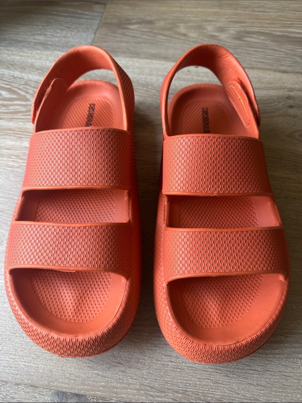 Cushionaire size 9 sandals